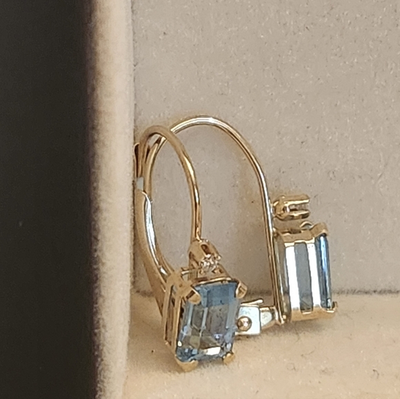 Vtg.14K Solid Yellow Gold Blue Topaz Lever back Earrings